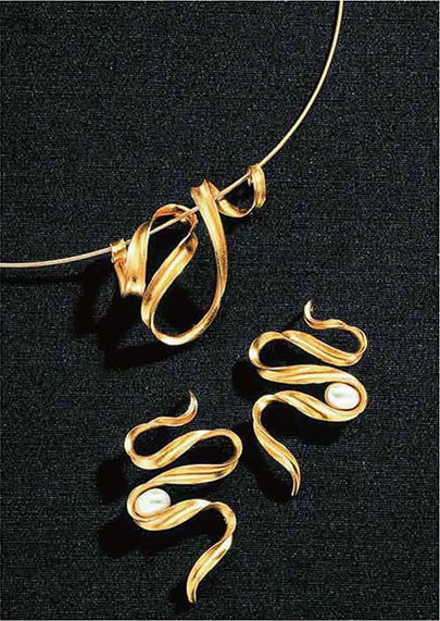 璀璨交融 創(chuàng)意服裝設計與珠寶首飾的協(xié)同演繹